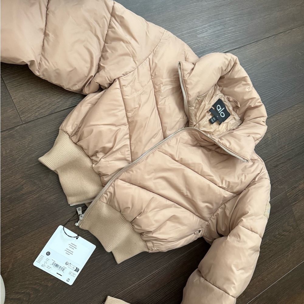ALO Yoga cropped atmosphere puffer size medium new with tags - Picture 7 of 8